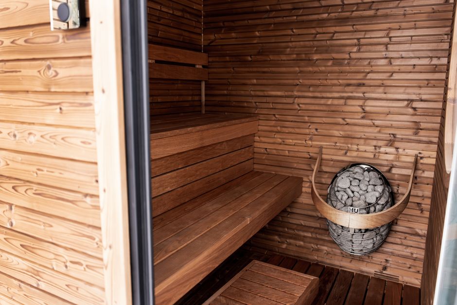 Mökin puulämmitteinen sauna